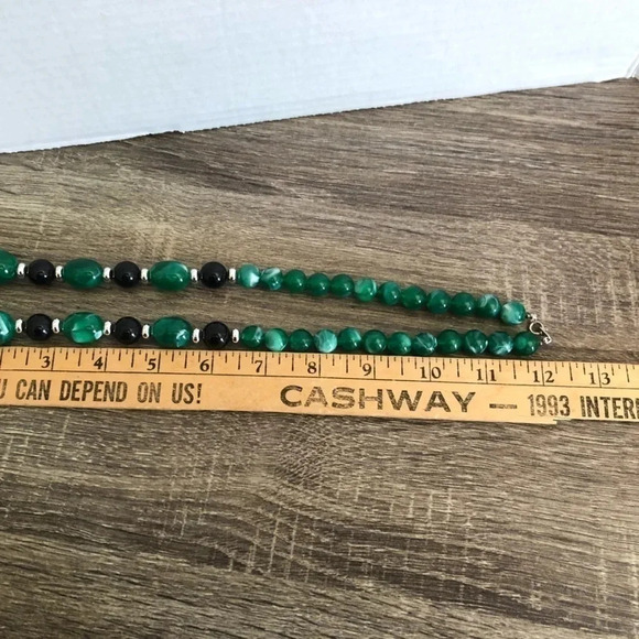 Vtg Green  and Black Beaded Necklace - Picture 6 of 7